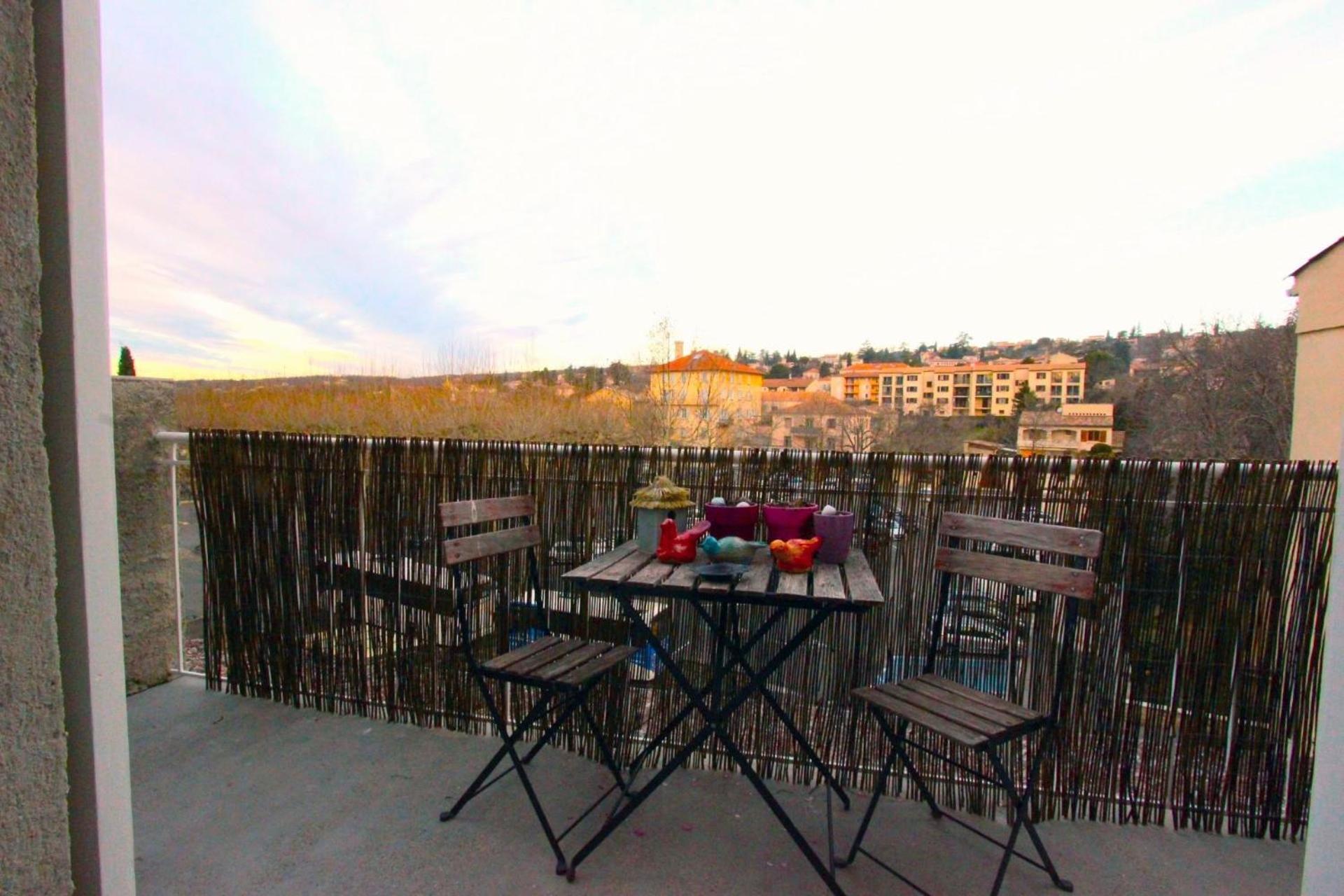 Joli Avec Balcon Au Coeur De